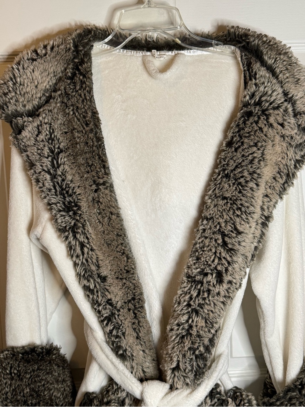 Pottery Barn Cream Robe with Gray Faux-Fur Trim - Picture 3 of 15